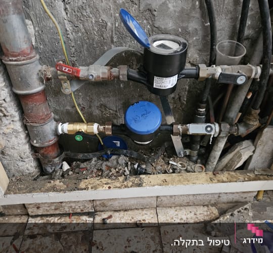צנרת מים עם מד מים ותיקונים